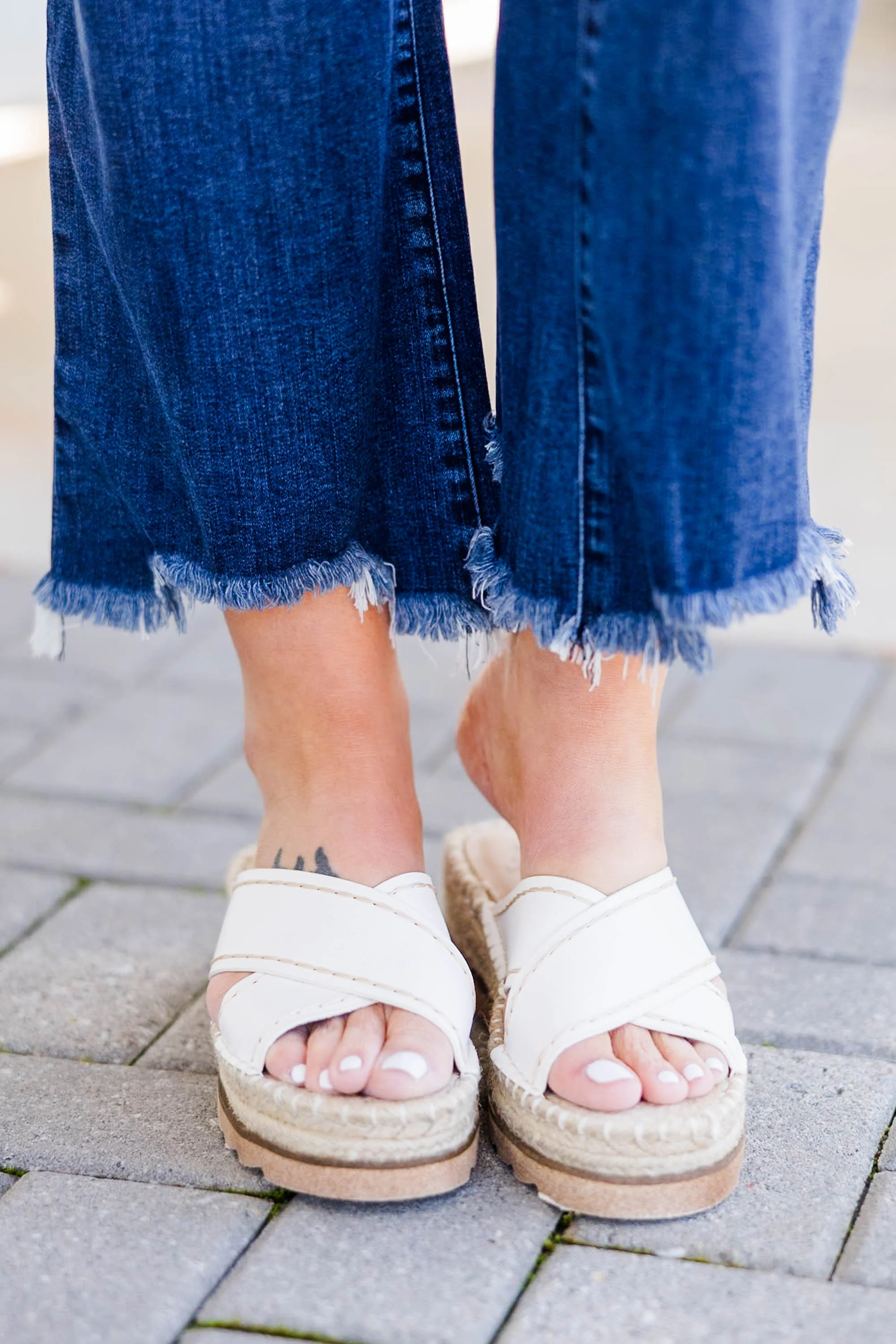 Oasis Living Sandals, White - Giverhouse