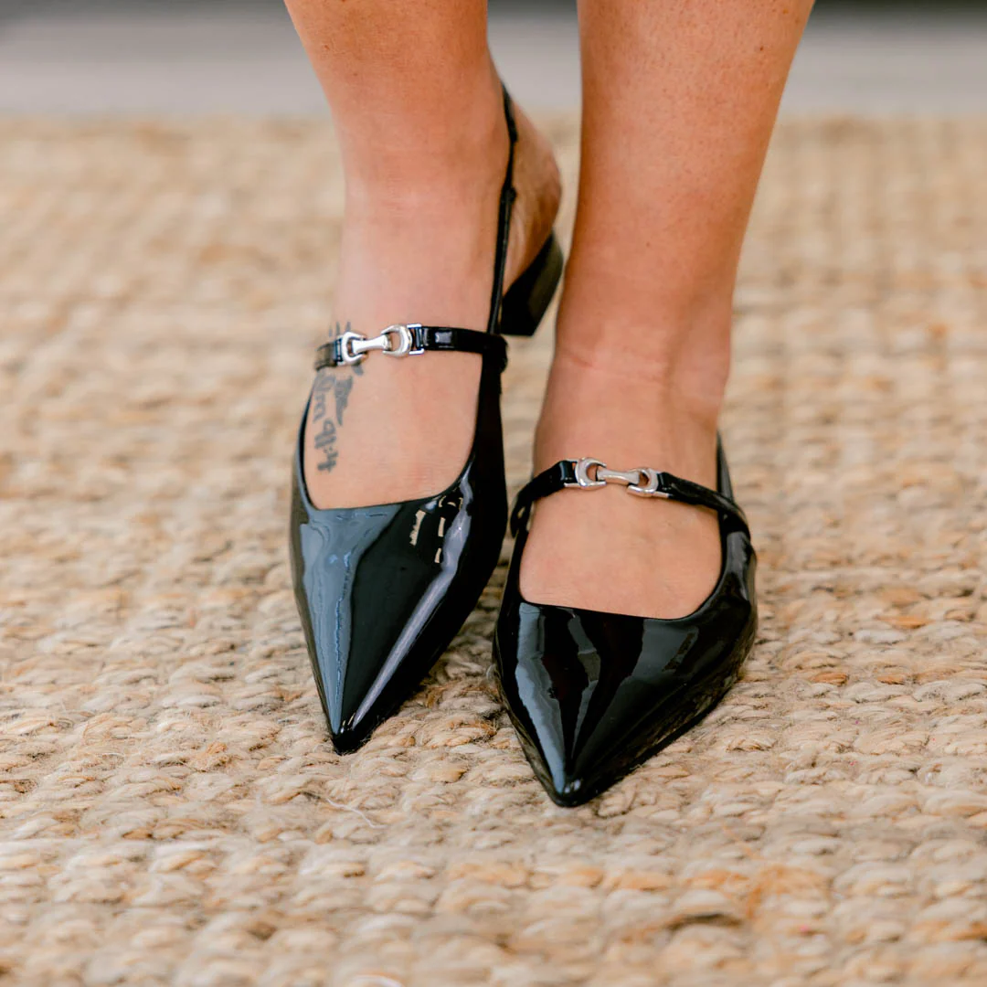 In The Rain Flats, Black - Giverhouse