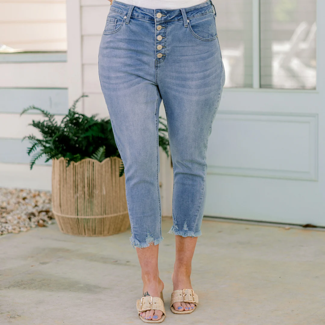 Better Than Ever Capris, Light Wash - Giverhouse