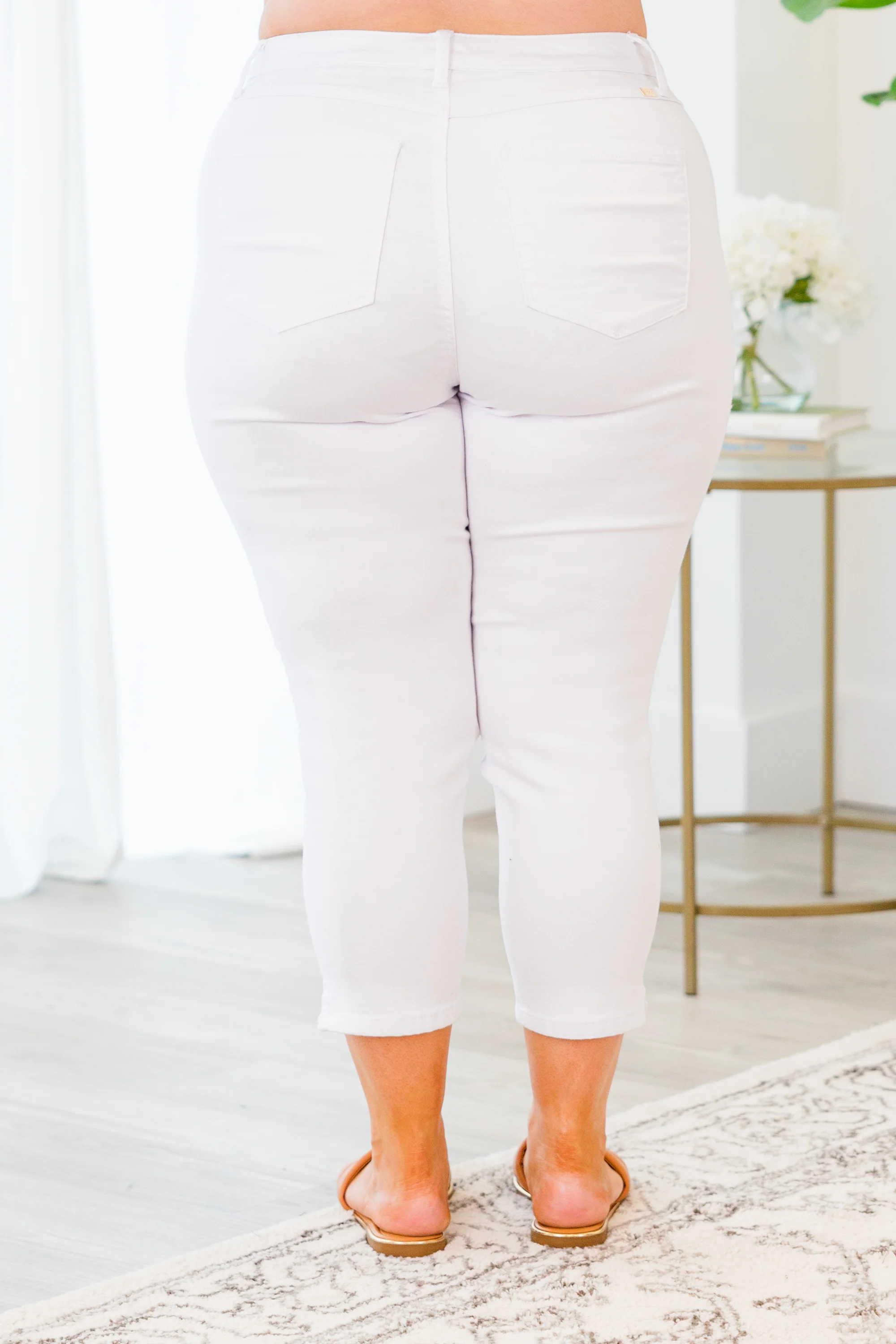 1822 Denim: Carolina Lily Capris, White - Giverhouse