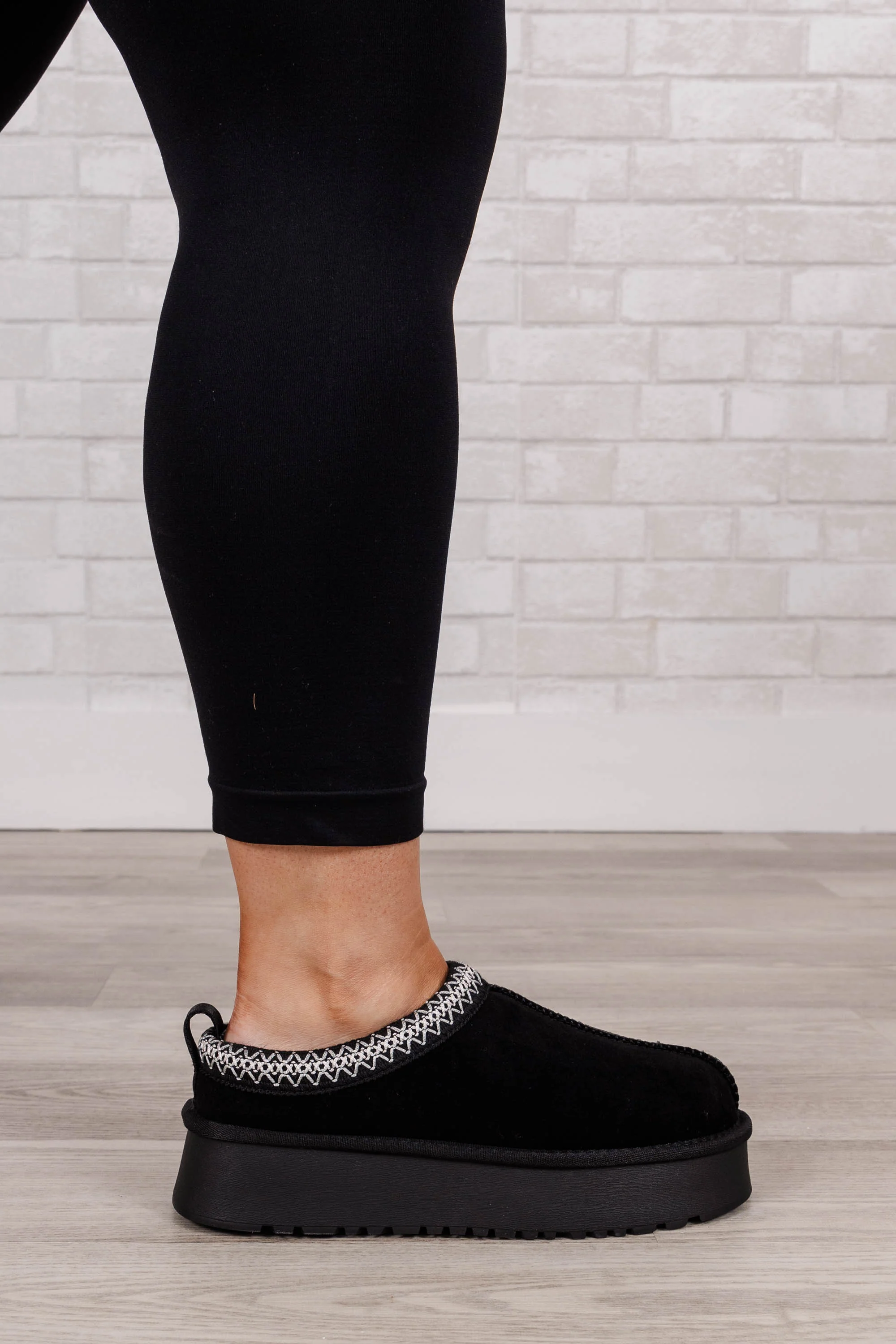 Can We Chill Slipper, Black - Giverhouse